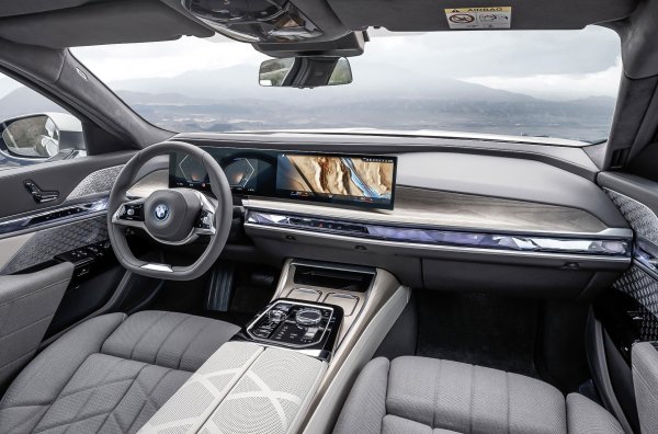 Новото поколение дебютира наскоро, като интериорът му е направен в стила на обновеното X7, но има и няколко допълнителни функции. Базата данни съдържа медиен комплекс, базиран на операционната система OS 8.0. Това е най-новата версия на системата, която е собствена разработка на BMW. Нейната ключова характеристика е извит екран, който съчетава 12,3-инчов екран на приборния павел и централен 14,9-инчов дисплей. Прожекционният екран работи с технологията за разширена реалност. 