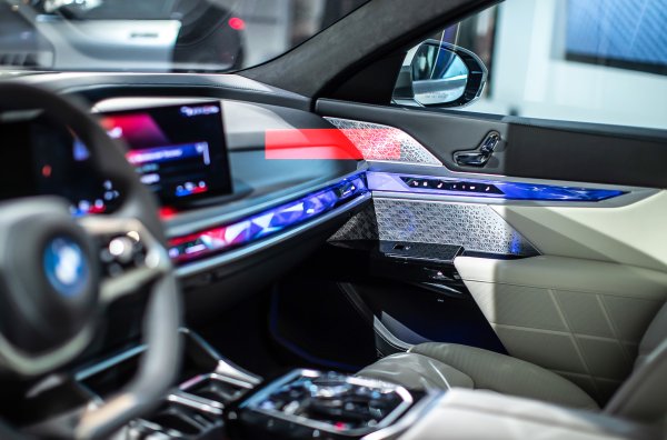 Опънатата през цяла ширина светеща лента разполага с вградени сензорни панели за управление на четиризонов климатичен контрол, седалки и ключалки на вратите. Има и панорамен покрив, а като опции се предлага автоматично задвижване на вратата и шарка на тавана, която е създадена от диодни нишки. Задните седалки могат да бъдат с функции за активна вентилация и масаж. 