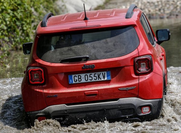 Трансмисията Active Drive пък е взаимствана от "баткото" Jeep Cherokee, като е опростена, разбира се. Става дума за многодискова муфа с възможност за принудителна блокировка. Вариантът с 1,4-литров бензинов турбомотор и 9-степенен автомат върши отлична работа при офроуд.
