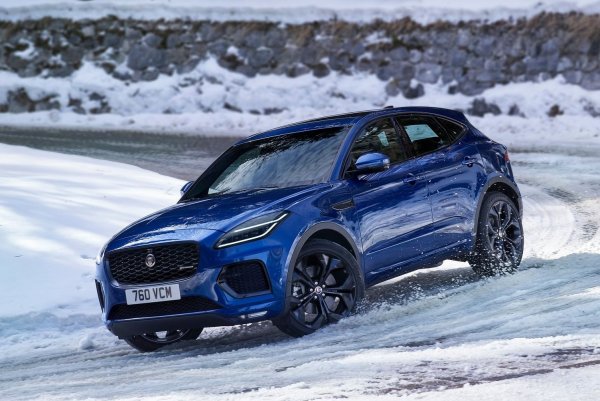 Най-малкият британски кросоувър изглежда доста наконтен и лъскав, но и той е сред моделите от този клас, които се справят напълно прилично извън пътя, дори при по-тежки условия. За това помагат бензиновите и дизелови мотори, които имат достатъчно тяга. Машината е къси свесове, а пътният просвет е 204 мм. Системата за задвижване на четирите колела с технология за разпределение на въртящия момент Torque Vectoring имитира блокировка на диференциала. 