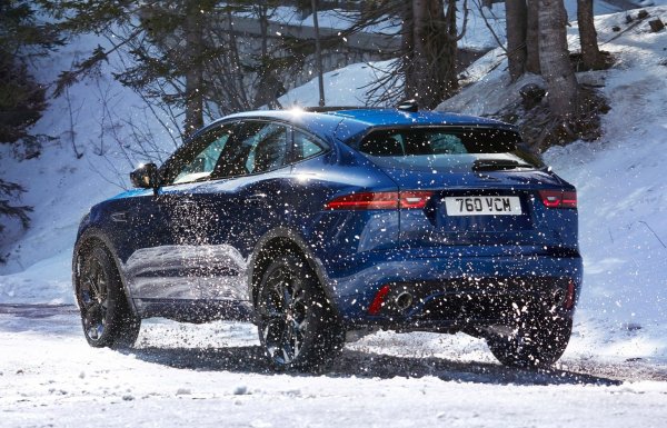 Топ-версите - дизеловата D240 и бензиновата P300, разполагат със трансмисия Active Driveline, при кято вместо заден диференциал са поставени две многодискови муфи и активвно управление на Torque Vectoring. Моделът разполага и със система JaguarDrive Control с режими Normal, Eco, Dynamic и Rain, Ice и Snow, които помагат на кросоувъра да се адаптира към движение по настилки с различно покритие. Има и система All Surface Progress, работеща като круиз-контрол и подобряваща придвижването по хлъгзгави повърхности.

