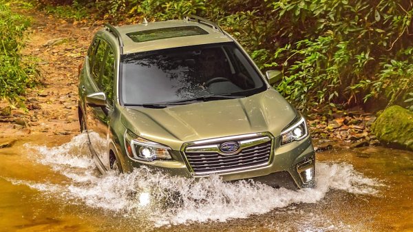 След последната си модернизация японският SUV запази носещата си конструкция и пътния просвет от 220 мм. Заради увеличеното с 30 мм разстояние между двете оси проходимостта на кросоувъра пострада, но не чак толкова. Освен това, бензиновите атмосферни "боксери" - 2,0-литров със 150 к.с. и 2,5-литров със 185 к.с., могат да се похвалят с отлична тяга.
