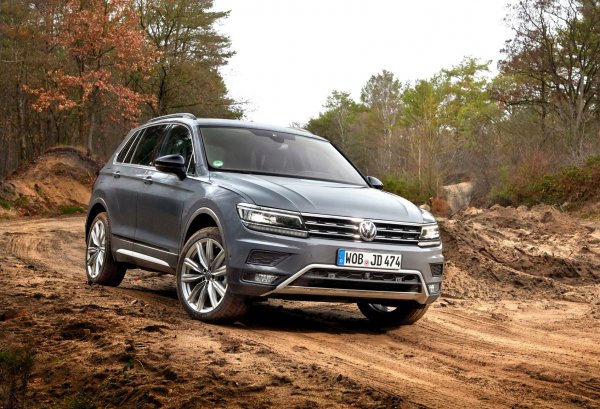 В семейството на кросоувърите на Volkswagen също може да се намери един боец на всъдеходния фронт. Става дума за версията на Tiguan с пакет Offroad, при която предната броня е с променена форма и е поставена по-високо - 260 мм срещу 230 мм при стандартния модел. Пътният просвет е 200 мм, а машината е оборудвана с включваща се система за задвижване на четирите колела 4Motion с муфа Haldex и електронна имитация на блокировка на диференциала.
