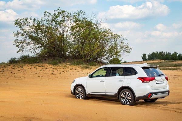 Голямото предимство при Outlander е влизащата в базовото оборудване система S-AWC. Нейната основна функция е разпределяне на въртящия момент между колелата отляво и отдясно с помощта на спирачни механизми. Кросоувърът разполага с електромагтинта муфа, което му позволява да се справи дори с преминаване на по-тежки терени.

