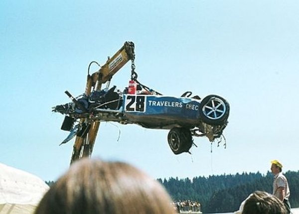 В края на 1973 Марк обяви, че се пенсионира, но после Роджър Пенске го убеди да се завърне за нов опит във Формула 1. На 19 август 1975, в тренировките за Гран при на Австрия, неговият болид March спука гума и закачи предпазната ограда в най-бързия завой. Осколки от сблъсъка убиха на място един от маршалите, но Донъхю изглеждаше незасегнат, ако изключим удара на шлема му в ръба на рекламен билборд. Вечерта обаче пилотът получи главоболие, което се влоши, на другия ден го приеха в болница, а до вечерта Донъхю изпадна в кома и почина от мозъчен кръвоизлив. Беше на 38 години. 
