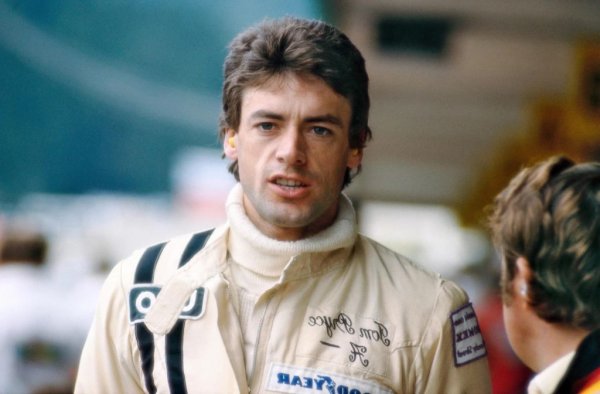 Злополуката през 1977 за Гран при на Южна Африка е може би най-нелепата в историята. Тя тръгва от една относително безобидна повреда в двигателя на италианеца Ренцо Дзордзи, която го принуждава да отбие встрани от пистата. Болидът избухва в пламъци, но Дзордзи вече е излязъл от него и наблюдава от безопасно разстояние. Тогава двама от маршалите вземат фаталното решение да претичат през трасето, за да угасят огъня с пожарогасителите си. Правят го обаче в малка падина, откъдето няма добра видимост към идващите коли. 
