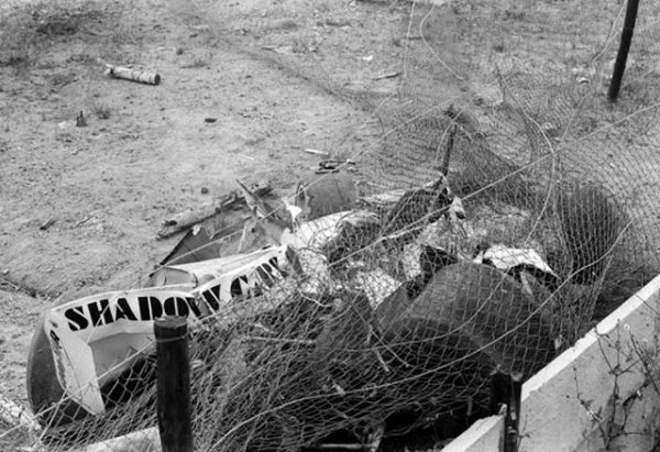 Единият прекосява благополучно, но вторият - едва 19-годишно момче, на име Фрике ван Вюрен - е ударен от болида на Том Прайс с около 270 км/ч и убит на място. 18-килограмовият пожарогасител, който той носи в ръцете си, отскача и удря шлема на Прайс с такава сила, че му смазва черепа, а самият пожарогасител отскача, прелита над трибуните и пада върху лек автомобил на съседния паркинг. 
Кариерата на 27-годишния Прайс тъкмо набира скорост - в кваликациите на "Киалами" той е дал най-добро време, по-бърз дори от Ники Лауда. Колкото до нещастния ван Вюрен, тялото му е дотолкова обезобразено, че не успяват да го разпознаят и се налага да свикат всички маршали, за да установят кой липсва. 
