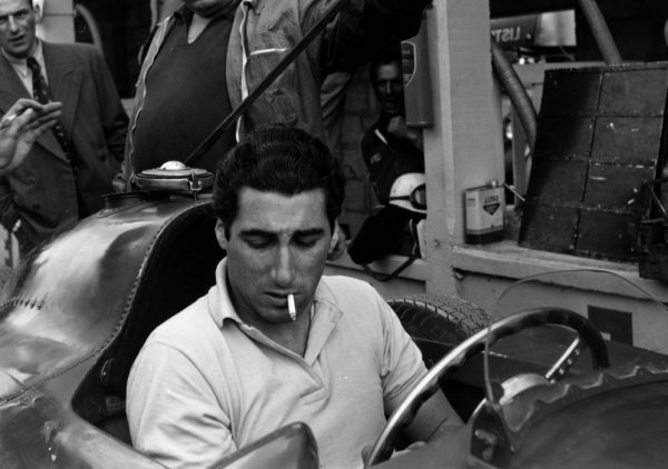 50-те години са епоха на легендарни личности в автомобилния спорт, но малко могат да се сравняват с Алфонсо Кабеса де Вака и Лейтон, маркиз де Портаго - аристократ, кръщелник на испанския крал, самолетен ас, жокей, автомобилен пилот и олимпийски състезател по бобслей. Де Портаго е на 17, когато хваща бас за 500 долара, че ще прелети с чужд самолет под лондонския мост Тауър. На олимпиадата през 1956 остава четвърти, само на 0.14 секунди от медала, макар да има само три тренировки в бобслея преди това. Печели автомобилната версия на Тур дьо Франс и се класира втори в Гран при на Великобритания през 1956. Една от най-прочутите му снимки го показва невъзмутимо пушещ, докато на педя зад гърба му механиците зареждат автомобила със силно възпламенимо състезателно гориво. 
