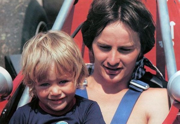 Макар да спечели само 6 състезания през относително кратката си кариера, Жил Вилньов и до днес е смятан от някои познавачи за най-забележителния пилот във Формула 1. През 1982 той имаше реален шанс най-после да вземе титлата. Но в квалификациите за Гран при на Белгия бе засечен от Йохен Мас, болидът му излетя, а самият Вилньов бе изхвърлен в предпазната ограда. По-късно лекарите установиха, че си е счупил врата и е загинал на място. 
