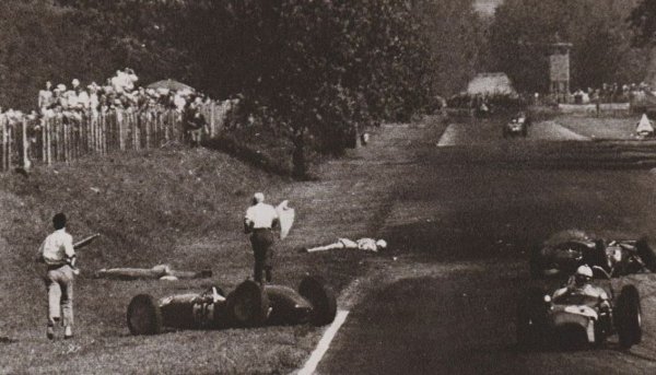 Но при опит да изпревари Джим Кларк, германецът закача задното му колело и болидът му е изхвърлен в трибуните. Фон Трипс и 15 зрители загиват на място. Това и до днес е най-тежкият инцицент в историята на Формула 1. Световната титла остава за съотборника му във "Ферари" Фил Хил, който го изпреварва с една-единствена точка. 
