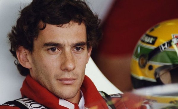 Вероятно това е катастрофата, оставила следа в сърцата на най-много хора. От една страна, защото в нея загина един от най-великите пилоти за всички времена. От друга, защото се случи във време, когато Формула 1 вече минаваше за по-безопасен спорт и ежемесечните трагедии от 60-те, 70-те и началото на 80-те вече бяха само спомен. Затова и смъртта на младия австриец Роланд Ратценбергер в квалификациите за Гран при на Сан Марино шокира всички. Но на другия ден, в разгара на самото състезание, болидът на Сена неочаквано излетя от пистата и се вряза в предпазната стена с 233 км/ч. 
