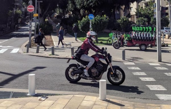 На фона на намалените максимални скорости за камиони и леки автомобили, малко необяснимо изглежда увеличаването на максималната скорост за мотоциклети категория А. Досега тя беше 80 км/ч извън населено място, 100 км/ч на магистрала и 90 км/ч на скоростен път. Предложението е занапред да е съответно 90, 130 и 110 км/ч. 
