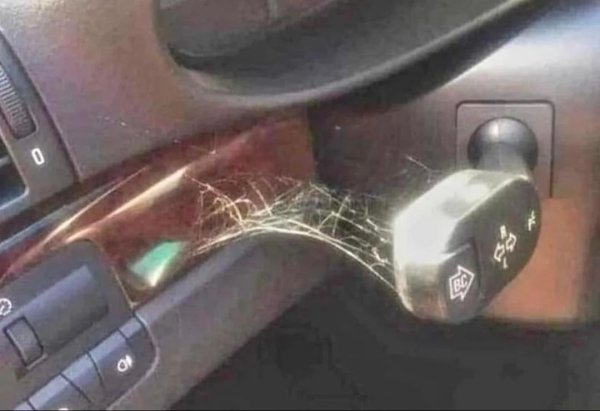 Проектозаконът най-сетне описва и такова нарушение: неподаване на мигач преди извършване на маневра. Глобата за него е 50 лева. В същия размер са глобите за неправилно престрояване, неправилно паркиране, или неспиране на знак "Стоп". Досега тези нарушения се наказваха само с 20 лева. 
