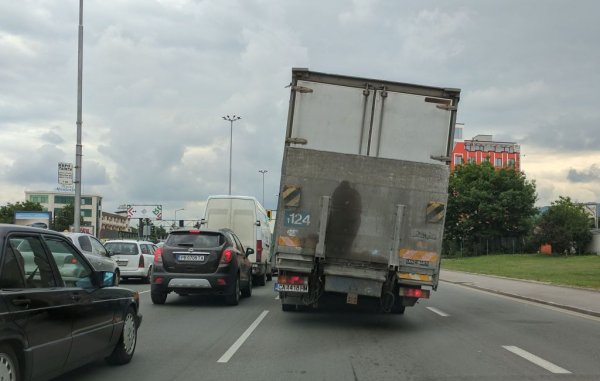 Водач, който управлява превозно средство с маса или размери над максимално допустимите норми, ще се глобява твърдо с 3000 лева (досега беше между 500 и 3000 лева). Същата е санкцията и за навлизане в път, където има ограничение за максималната маса или габарити. 
