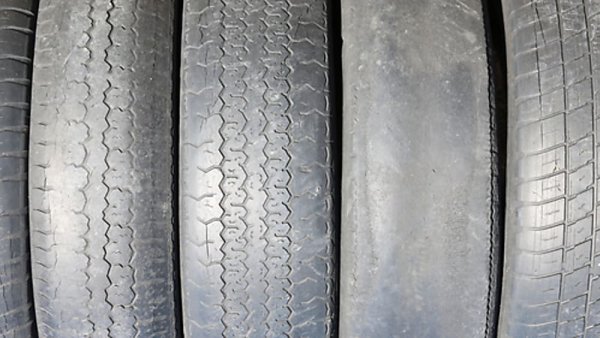 Глобата за използване на мобилен телефон при шофиране, за непоставен колан и за автомобил с твърде износени гуми се удвоява - от 50 лева става 100. Същото е наказанието за паркиране на спирка и пешеходна пътека. А също и за паркиране на втори ред в лентата за движение. 
