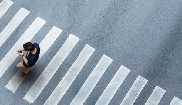 Към забраните за пешеходците се прибавя нова - да не използват мобилни телефони или други устройства при преминаване през пешеходна пътека. Това, както и пресичането на червен светофар и прескачането на пътни заграждения, се глобява вече със 100 лева. Досега беше 50. 
Ако пешеходецът наруши тези правила и резултат превозно средство претърпи щети, глобата за него е 200 лева. 
