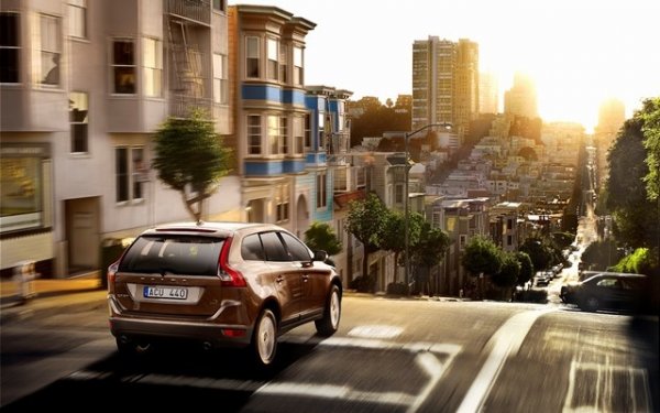 Volvo XC60 е кросоувър между XC способности и елегантата линия на спортно купе. Интерес предизвиква новата система за безопасност на Volvo City Safety. Тя е стандартно вградена в новото Volvo XC60 и има цел да предотвратява нискоскоростните сблъсъци в града.