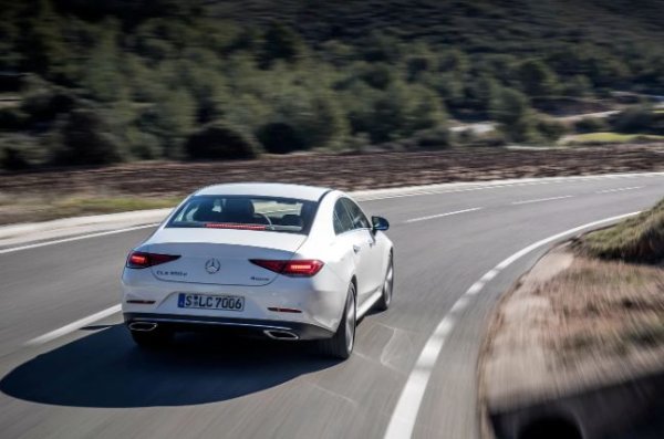 Третото поколение CLS беше критикувано не само за леко неясния (особено на фона на предшествениците си) външен вид, но и за липсата на V8 двигатели и съответната флагманска AMG модификация в двигателната гама. Нейното място беше заето от Mercedes-AMG CLS 53 4Matic + с 3,0-литров редови &bdquo;шестак&ldquo;, който беше оборудван с турбокомпресор и електрически компресор. Мощността на двигателя не беше впечатляваща - 435 к.с. и 520 Нм, осезаем спад в сравнение с предишното поколение спортни модели. 