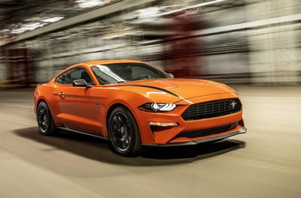 Повече от половин век автомобилът привлича огромен интерес благодарение на комбинацията от стил, мощност и достъпна цена (започва от 54 000 евро). Често е наричан &bdquo;иконата&ldquo; на автомобилната Америка. Mustang дебютира през далечната 1964 г., а днес се продава по целия свят. 

Предлага се в две версии на каросерията - &bdquo;фастбек-купе&rdquo; и кабрио с покрив от плат. Дължината на Mustang е около 4,8 метра, а интериорът му напомня на кабината на самолет. Базовата версия се задвижва от 2,3-литров двигател EcoBoost с мощност 325 к.с., а алтертанивата е 5,0-литров V8 с 430 к.с. При него ускорението от 0 до 100 к/ч става за 4,8 секунди.