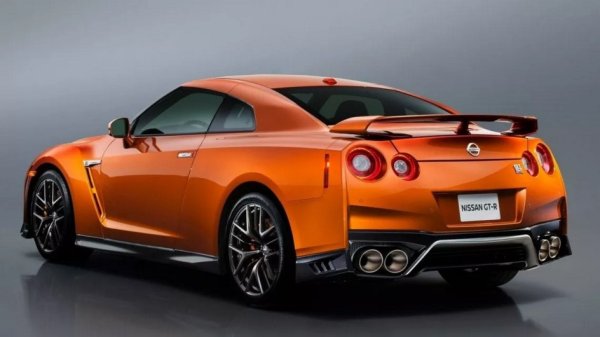 Друга &bdquo;икона&ldquo;, която е проектирана да може да си съперничи дори с по-мощни и по-скъпи суперколи. Благодарение на своята мощ и присъствие в поп-културата, 4-местното купе със задвижване на всички колела винаги е на мода, въпреки че настоящият му вид е от 2016 г.

Заслугата за това е на 3,8-литровия V6 двигател с две турбини, който осигурява мощност от 580 к.с. и 630 Нм въртящ момент. Той работи в комбинация с 6-степенна &bdquo;роботизирана&ldquo; автоматична скоростна кутия с двоен съединител и система за задвижване на четирите колела Attesa-ETS. Цената на GT-R започва от 108 000 евро.