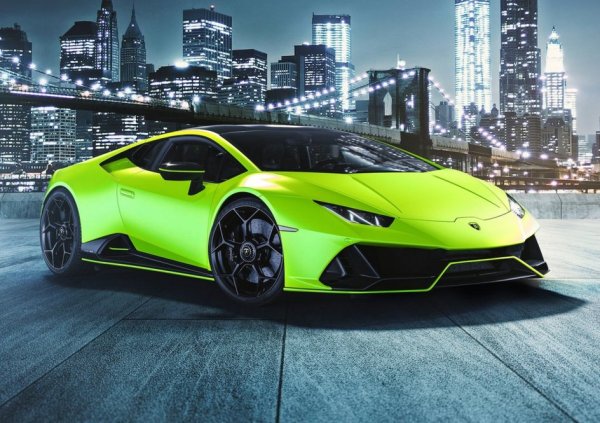 Още един &bdquo;горещ италианец&ldquo;, който също е сред любимците на социалните медии, като е предлаган в конфигурации купе с мек покрив и кабриолет. Той дължи отличното си представяне на 5,2-литровия V10, който може да бъде свързан само със задните колела или със система 4х4.

Автомобилният производител го определя като &bdquo;високопроизводително превозно средство за ежедневието и за дълги разстояния, което доставя &bdquo;скандално забавление&ldquo; на състезателната писта&ldquo;. През 2014 г. този модел замени Gallardo. Голяма актуализация е от 2019 г., в резултат на което колата получи допълнение Evo към името си. Текущата цена започва от 195 000 евро.