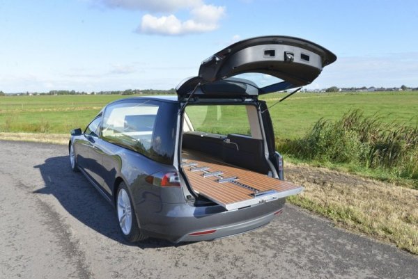 Катафалка Tesla Model S