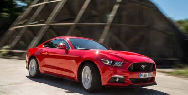 Ford Mustang е специален в две отношения. От една страна,  съчетава натурален V8 двигател с ръчна скоростна кутия. От друга, защото е изгодна сделка в света на тези “мускулести“ екземпляри. Е, 55 500 евро са много пари за автомобил. Но дали? Все пак получавате този мъжкар с уникалните 450 коня.

Ford предлага Mustang както като купе и като кабриолет. И двете без усилие достигат стотака за 4,5 секунди. Но силата му се крие в шофирането на воля, където може да почувствате неговата красота. Шестстепенната скоростна кутия на този дълъг 4,8 метра американец правят кефа невероятен. А разходът на гориво ще е в долната половина на скалата между 10 и 20.
