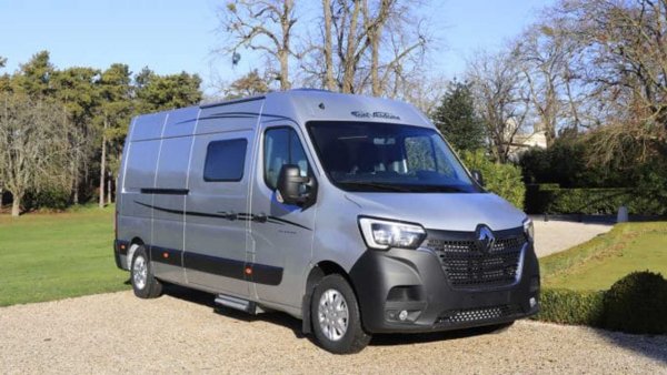 В основата на кемпера за трима души със сложното име MasterVan Duo е най-големият модел в търговската линия на Renault - 2,3-литров дизелов двигател с мощност 135 коня. Оборудването също впечатлява - 90-литров хладилник, кухненски бокс с два котлона, баня с умивалник, тоалетна и душ. Гардеробът е бонус. Както при повечето кемпери, шофьорската седалка и тези на пътниците отпред могат да се завъртат на 180 градуса. Въпреки големия си размер, този модел струва почти като предишните - от 43 990 евро за късата база (5,57 м) до 45 490 евро за дългата (6,2 м).