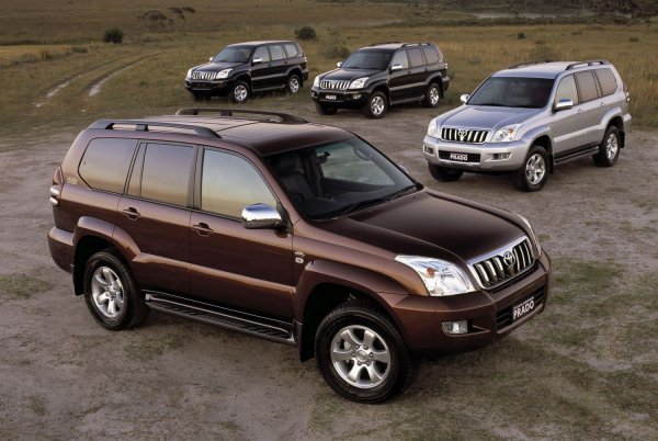 Третото поколение Prado e с нова структура на шасито, като използва нов тип интегрирана рама. Въпреки това оф-роуд способностите са подобрени, както и пътния комфорт, като в модела дебютират електронни системи за контрол на движението.

На базата на Land Cruiser 120, също през 2002, стартира производството на Lexus GX.