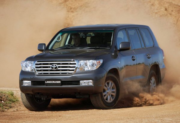 Наследникът на Land Cruiser 100 също е с нова интегрирана рама, като е с подобрени характеристики, по-голяма издръжливост и по-висок комфорт. За европейския и някои други пазари, машината се продава и под името Land Cruiser V8 - от 8-цилиндровите мотори, с които е оборудван.

Извън силната промяна в дизайна, който е идентичен с този на Lexus LX 570, 200 внедрява и много иновации – 4-зонов климатик, старт бутон, ABS система за оф-роуд терени, асистент за спускане, Crawl Control (круиз-контрол за тежки терени), динамичен контрол на окачването KDSS и др.