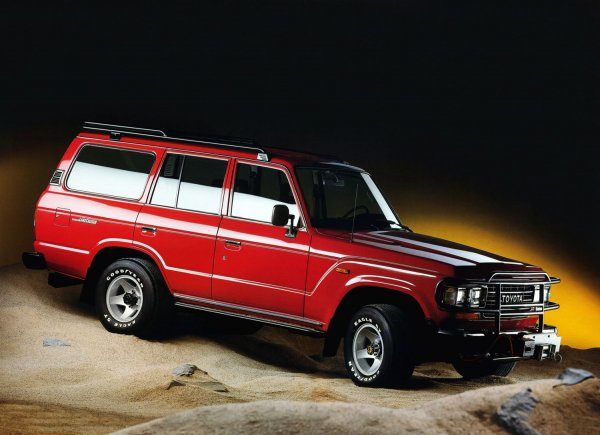 Наследникът на Land Cruiser 50 също идва с промяна в дизайна, като стабилността при шофиране е подобрена с по-широки следи. Машината залага на още по-разнообразно оборудване за комфорт, за да привлече повече частни клиенти.