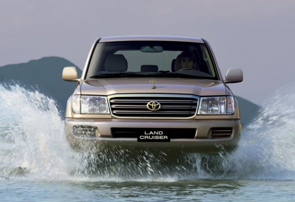 Наследникът на Land Cruiser 80 също е първият в гамата по-големи модели, заложил на независимо предно окачване. Автомобилът вече се позиционира като по-луксозен 4х4 автомобил, макар отново да е „донор” на премиум модела Lexus LX.