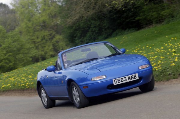 В много отношения Mazda MX-5 е може би най-значимият автомобил, произвеждан някога в Япония. Той спаси класа на двуместните спортни автомобили с отворен покрив от забрава. Пълни хазната на Mazda повече от три десетилетия и позволи на милиони шофьори да се насладят на удоволствието от обикновен роудстър. Фактът, че са произведени повече от един милион MX-5 в рамките на четири поколения, говори всичко.

Въпреки това, MX-5 никога не е лежал на лаврите си и Mazda непрекъснато актуализирала и подобрявала през целия живот красавеца. Марката внимава не просто да увеличи мощността на автомобила, а вместо това да поддържа правилния баланс между производителност, сцепление и управление на задното задвижване.