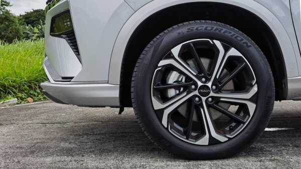 Huge обещава добър комфорт на возене както заради по-сложното като конструкция окачване (макферсони отпред, многозвенно отзад), така и заради факта, че китайците не са се подвели по общото умопомпрачение по гигантските джанти и са оставили колелата тук с разумен размер - 19 цола. На фона на някои европейски и японски производители, върнали се към барабанните спирачки напоследък, тук те са дискови и вентилирани. 

