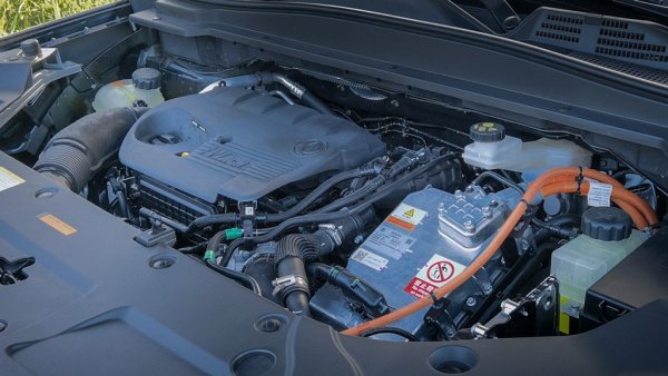 Над обикновения турбобензин идва хибридната версия, която отново разчита на 1.5-литров бензинов двигател със 176 коня мощност, но комбиниран с електромотор с мощност. Системата тук е почти идентична с тази в хибридните Qashqai и X-Trail - при нормални обстоятелства бензиновият мотор само зарежда батерията и подава мощност към електромотора, който задвижва колелата. Само при високи магистрални скорости бензиновият агрегат е директно свързан с колелата. Максималната комбинирана мощност достига 245 конски сили, а въртящият момент - впечатляващите 540 нютонметра. Тук скоростната кутия е E-CVT. 
