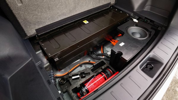 Резервоарът побира 52 литра и за двете версии. Общото тегло без шофьор (и гориво) e 1608 кг за бензиновия вариант и 1697 кг за хибрида. При последния батерията е монтирана под пода на багажника, което не накърнява товарното пространство, но не оставя място за резервна гума. 
