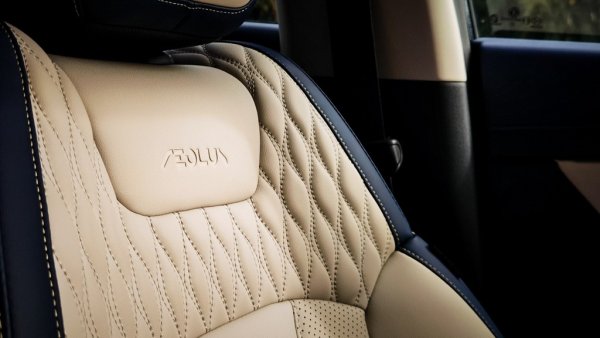 Huge идва с много богато серийно оборудване, което включва салон от кожа напа, кожен волан, седалки с отопление и вентилация (при хибридната версия), голям панорамен покрив с електрическа щора. Задната седалка може да се сгъва в съотношение 1/2, а облегалката й е регулируема и може да се отпуска назад за повече удобство. 
