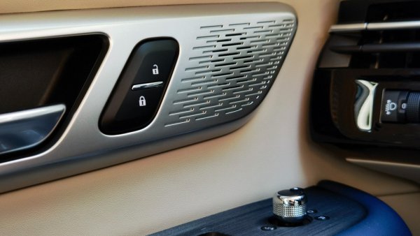 Кросоувърът на Aeolus ползва два 12.3-инчови екрана - един за приборите пред водача и един за мултимедията. Свързването на смартфон обаче става само чрез bluetooth - тук няма Android Auto или Apple CarPlay. Аудиосистемата с 10 говорителя е дело на реномираната датска компания Jamo. Получаване безжично зарядно за мобилни устройства, и по 1 USB порт за предните и задните места. 
