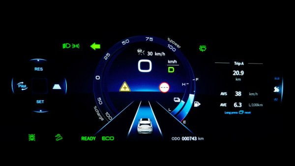 Оборудването на безопасност включва всички модерни електронни системи, в това число асистент за поддържане на лентата и асистент за придвижване в задръстване. Имате също паркинг сензори отпред и отзад, и камери с пълен обзор около автомобила, които подзволяват да "виждате" и през предния капак.

