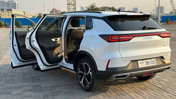 Вносителят все още не е обявил официално цените за България, но очакваме те да са около 57,000 лева за изцяло оборудвана бензинова версия, и около 62,000 лева за хибрида. За сравнение базовият Nissan X-Trail с 1.5-литров бензинов мотор и 163 коня мощност започва от 65,000 лева в най-бедното ниво на оборудване, а хибридната версия тръгва от 86,500 лева. При Toyota RAV4 стартовата цена е почти 75,000 лева. 
