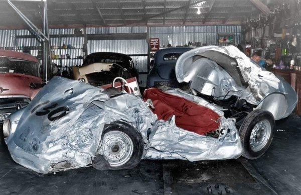 Мрачната легенда за малкото Porsche, иначе главен герой в големи спортни успехи, идва след смъртта на актьора. Част от колата, възстановена и използван в кампании пътната безопасност, всъщност се превръща в протагонист на множество други много по-странни произшествия в състезания или пътувания, при които са ранени няколко души, а други - загиват. Останките от колата, окончателно изпратени обратно в Холивуд с влак, никога не стигат до местоназначението си, изчезнали - или по-вероятно откраднати по пътя и никога не са проследени. Това добавя  още неразгадана мистерия към зловещата история на "Малкото копеле".