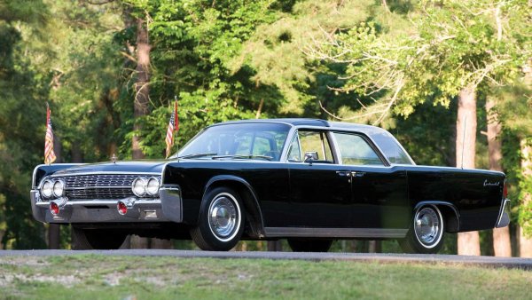 Убийството на 35-ия президент на САЩ по време на парада на 22 ноември 1963 г. в Далас е епизод, все още отчасти обвит в мистерия, не толкова заради модалностите, колкото за предисторията. За автомобила, специален вариант на Lincoln Continental от 1961 година с индекс SS-X-100, обаче се носи легенда, родена скоро след покушението на Джей Еф Кей.