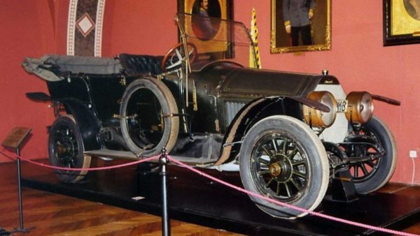 По-малко известен от Lincoln Continental на Кенеди (освен това единственият, който не довел до преки жертви), автомобилът, в който наследникът на трона на Австро-Унгарската империя е убит през 1914 г., епизод, предизвикал Първата световна война, всъщност има доста по-лоша слава. Изящният модел, с мощност от 28 и 32 коня, е направен от виенската компания Graf & Stift през 1911 г. 