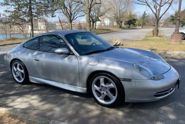 Нека възрастта не ви заблуждава, тази кола предлага много технологии. Започва се от 3,6-литровия двигател с 6 цилиндъра и 300 конски сили, който е монтиран отзад. Получавате и 6-степенна механична скоростна кутия с дикови спирачки, които са особено полезни в завой.
