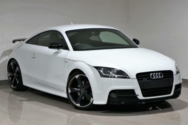 Audi TT е нещо като по-малък брат на Audi R8. За 20 000 евро можете да получите по-нов базов модел, но ви препоръчваме да се върнете назад във времето и да изберете TTS. Той има същия 2,0-литров TFSI двигател като базовия модел, но произвежда 270 конски сили вместо 210.