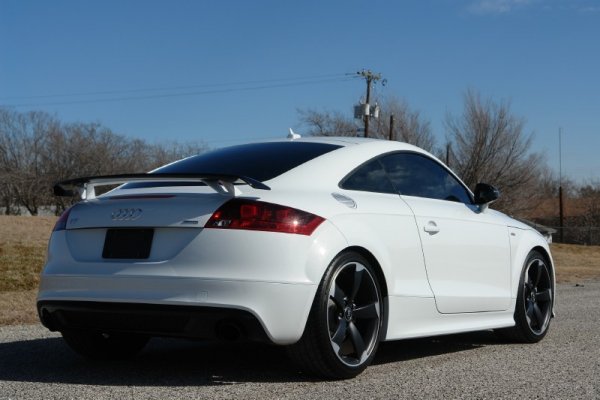 Пакетът TT S включва и системата quattro AWD, която ще ви гарантира по-добро ускорение от 0 до 100 км/ч. Ако обаче бързината не е сред приоритетите ви,  винаги можете да вземете по-евтин TT с 1,8 или 2,0-литров двигател.