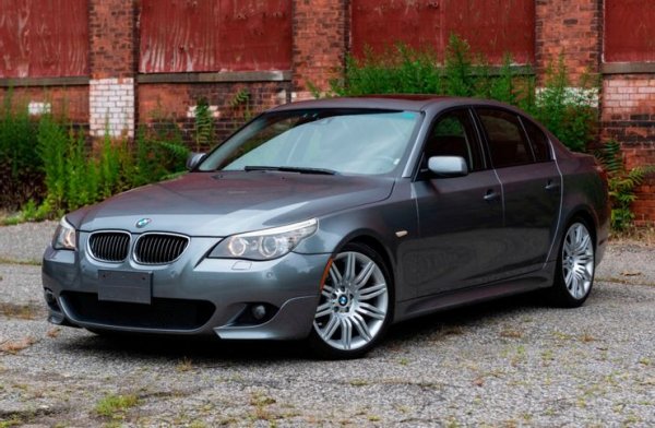 Ако имате готова сума в джоба си и търсите страхотен немски седан, което то 550i (Е60) е вашият избор. Под капака има чудовищен 4,8-литров V8, произвеждащ 370 конски сили. В зависимост от предпочитанията ви, можете да го получите с ръчна или автоматична скоростна кутия, като и в двата случая тя е 6 предавки. Някои от продаваните в момента E60 имат 7-степенна автоматична скоростна кутия (SMG-III).