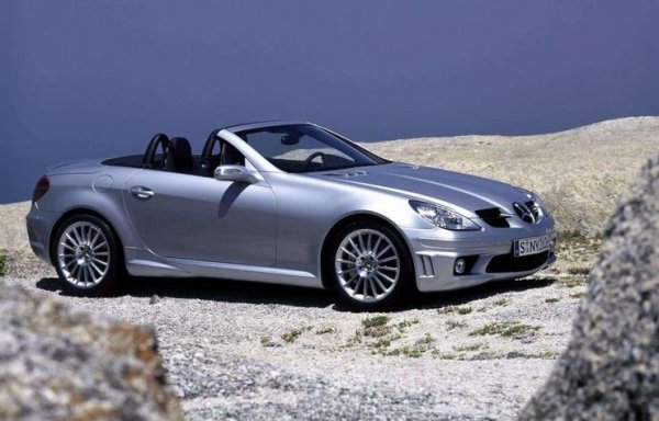 Ако харесвате идеята за германски miscle-car  с голям V8 под капака, SLK 55 AMG е подходящият избор. Неговият 5,5-литров двигател произвежда 360 конски сили, като е съчетан със 7-степенна автоматична скоростна кутия. Това ви осигурява ускорение от 0 до 100 км/ч за по-малко от 5 секунди.