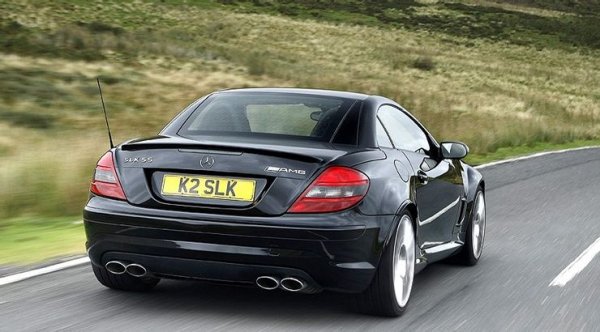SLK 55 е и един от най-евтините кабриолети на пазара, като предлага и модерно оборудване за 15-годишна кола. В него влизат достъп до салона без ключ, както и отоплеями седалки, които започнат различни настройки. Това е една отлична алтернатива на вече споменатите модели на Porsche.