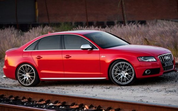 Предишното поколение на Audi S4 също беше страхотен автомобил, като разчиташе на V8 двигател вместо на V6, така че и той е удачен избор. Въпросът е на вас кой вариант ви допада повече.
